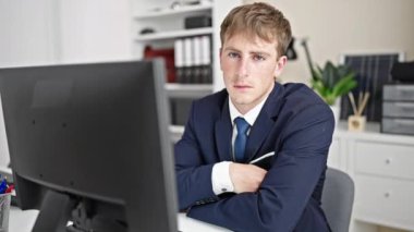 Kafkasyalı genç bir emlakçı. Ofiste yeni evin anahtarlarını tutuyor.