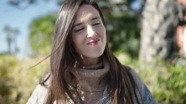 Güzel İspanyol kadın, gülümsüyor. Parkta kendi kendine dönüyor.