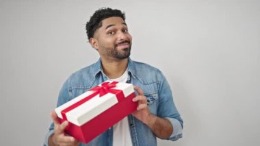 Afro-Amerikalı adam gülümsüyor kendine güvenen işitme yeteneği izole beyaz arka planda ses çıkarıyor