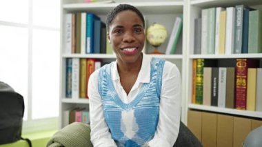 Afrikalı Amerikalı kadın öğrenci kütüphane üniversitesinde konuşma yapıyor.
