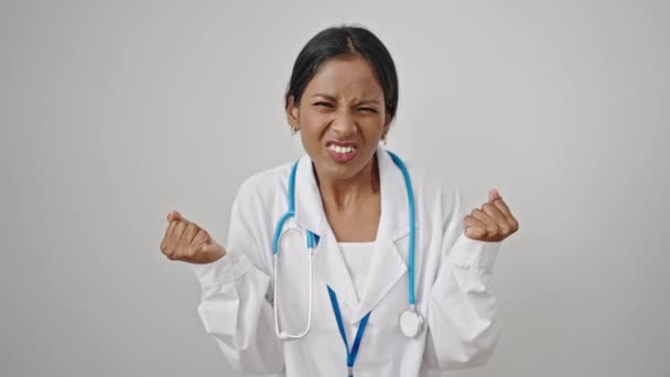 Femme Afro Américaine Médecin Colère Stressé Sur Fond Blanc Isolé — Video