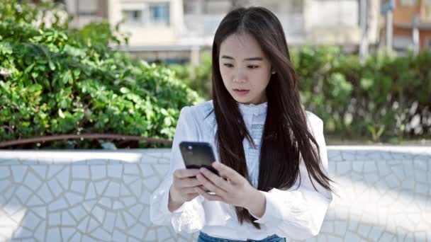 Junge Chinesin Benutzt Smartphone Mit Ernster Miene Park — Stockvideo