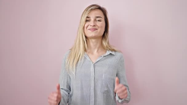 Wanita Pirang Muda Tersenyum Dengan Jempol Atas Latar Belakang Merah — Stok Video