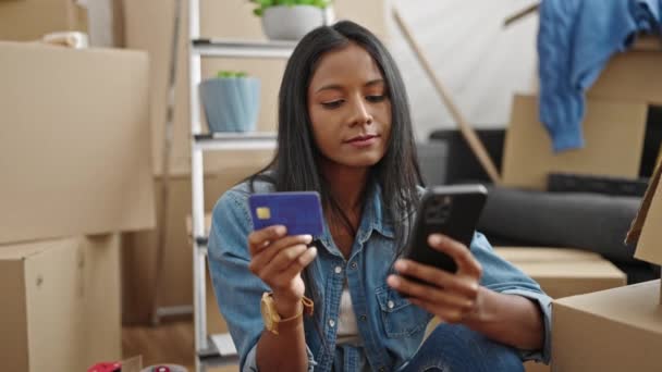 Afroamerikansk Kvinna Shopping Med Smartphone Och Kreditkort Nytt Hem — Stockvideo