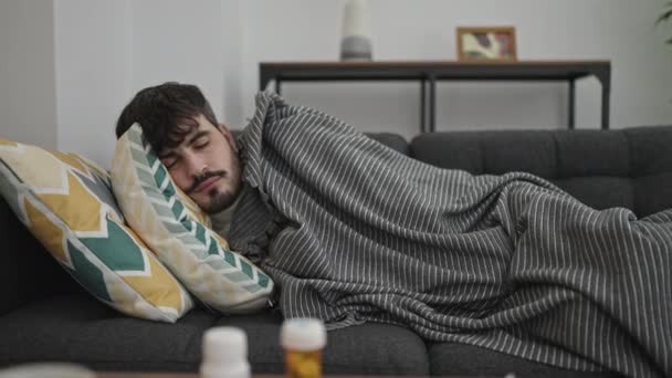 Fiatal Spanyol Férfi Fekszik Kanapén Betegen Zsebkendővel Tablettákkal Asztalon Otthon — Stock videók