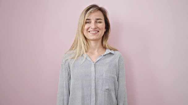 Young Blonde Woman Smiling Confident Standing Isolated Pink Background — Stock videók