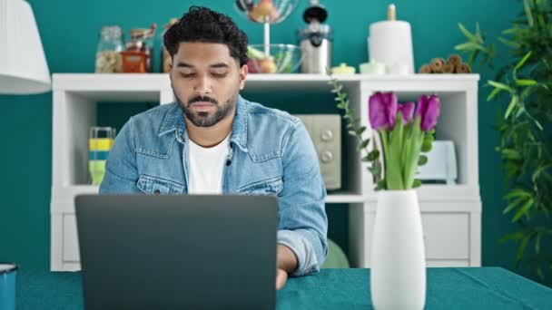 Африканський Американець Використовує Ноутбук Сидячи Столі Їдальні — стокове відео