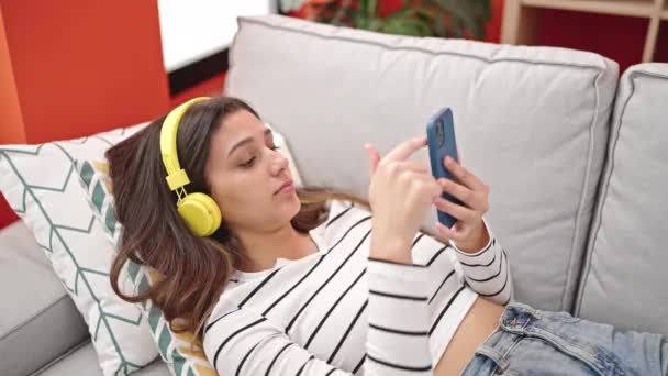 Jovem Bela Mulher Hispânica Ouvindo Música Dormindo Sofá Casa — Vídeo de Stock