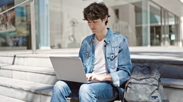 Junger Hispanischer Student Sitzt Mit Laptop Auf Stufen Der Universität — Stockvideo