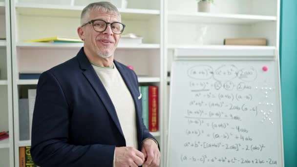 Homem Cabelos Grisalhos Meia Idade Professor Matemática Lição Ensino Sala — Vídeo de Stock