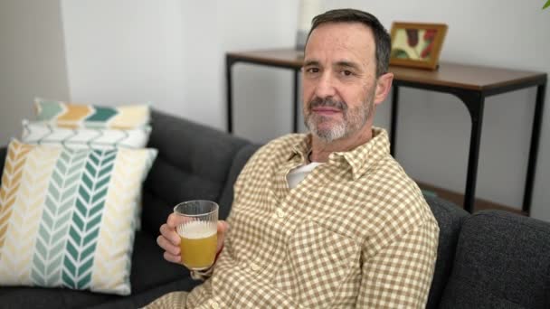 Middelbare Leeftijd Man Met Glas Bier Zittend Bank Thuis — Stockvideo