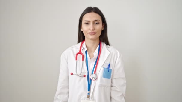 Junge Schöne Hispanische Ärztin Bittet Schweigen Über Isolierten Weißen Hintergrund — Stockvideo