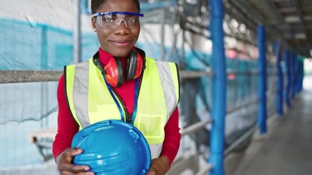 Afrykańska Amerykanka Architekt Uśmiecha Się Pewnie Trzymając Twardy Kapelusz Ulicy — Wideo stockowe