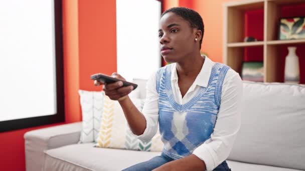 Afričanky Americká Žena Sledování Televize Sedí Pohovce Nudným Výrazem Doma — Stock video