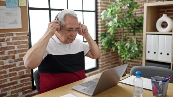 Ofiste Kulaklık Takan Laptopla Çalışan Gri Saçlı Orta Yaşlı Bir — Stok video