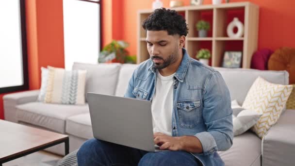 Afro Amerikaanse Man Met Behulp Van Laptop Thuis Gestrest — Stockvideo