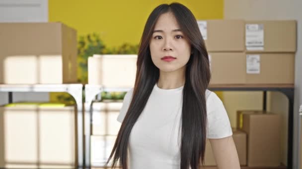 年轻的中国女性电子商务商人站在办公室里 脸上轻松的表情 — 图库视频影像