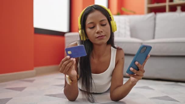 Afroamerikanerin Kauft Mit Smartphone Und Kreditkarte Ein Und Hört Hause — Stockvideo