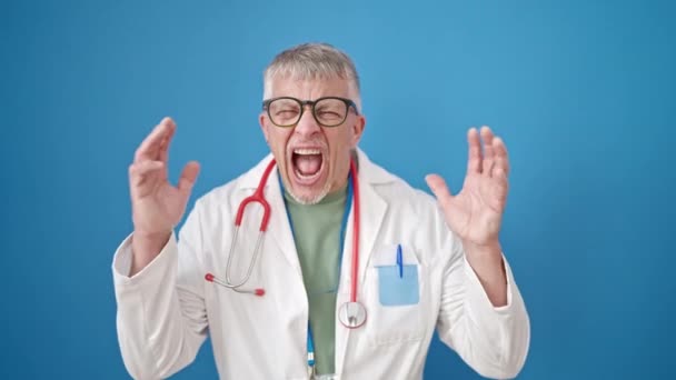 Mediu Vârstă Gri Păr Doctor Furios Țipând Peste Fundal Albastru — Videoclip de stoc