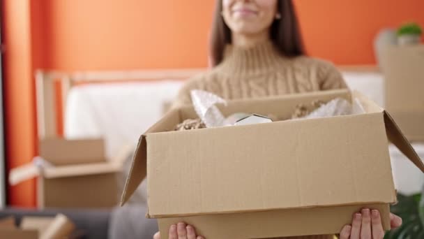 Young Beautiful Hispanic Woman Smiling Confident Holding Package New Home — Video Stock
