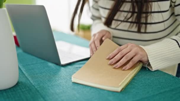 Joven Mujer Hispana Hermosa Sentada Mesa Escribiendo Cuaderno Comedor — Vídeos de Stock