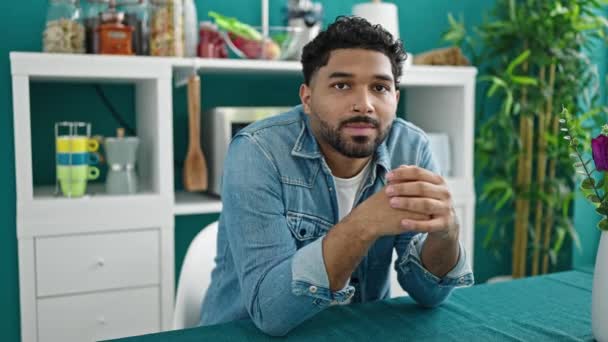 Afro Amerikalı Bir Adam Yemek Masasında Kendinden Emin Bir Şekilde — Stok video