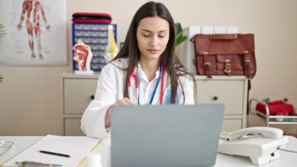 Jeune Belle Hispanique Femme Médecin Utilisant Ordinateur Portable Travaillant Clinique — Video
