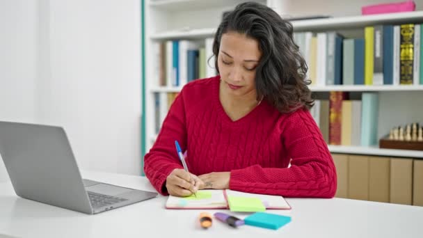 Jovem Bela Estudante Hispânica Usando Notas Escrita Laptop Universidade Biblioteca — Vídeo de Stock