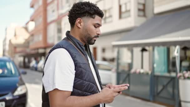 Africano Americano Homem Sorrindo Confiante Usando Smartphone Rua — Vídeo de Stock
