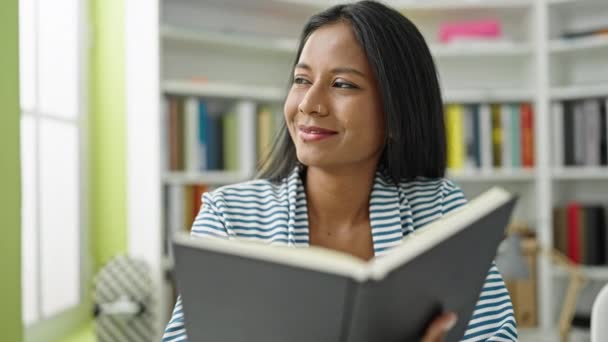 Afrikaans Amerikaanse Vrouw Student Lezen Boek Glimlachen Bibliotheek Universiteit — Stockvideo