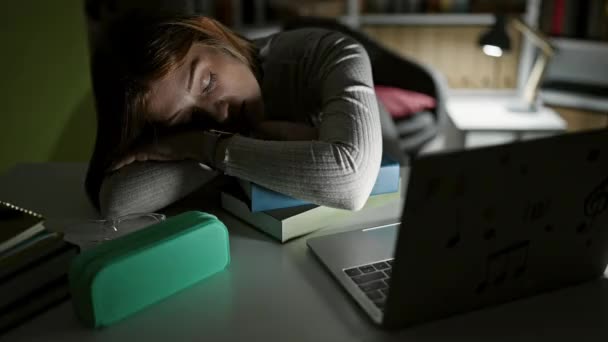 Masada Uyuyan Genç Sarışın Kız Öğrenci Kütüphane Üniversitesinde Okumak Için — Stok video