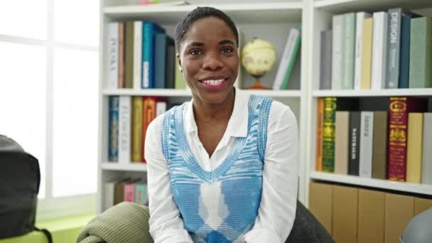 Африканская Американская Студентка Сидящая Кафедре Выступает Библиотечном Университете — стоковое видео