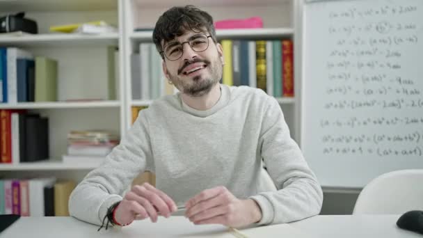 Giovane Uomo Ispanico Che Insegna Matematica Seduto Sulla Scrivania Classe — Video Stock