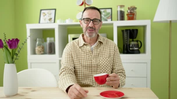 Middelbare Leeftijd Man Die Thuis Koffie Drinkt Spreekt — Stockvideo