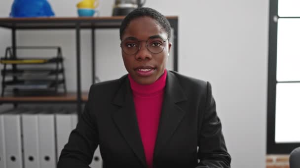 African American Γυναίκα Επιχειρηματίας Χειραψία Μιλώντας Στο Γραφείο — Αρχείο Βίντεο
