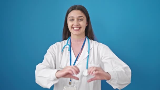 Jeune Belle Femme Hispanique Médecin Souriant Faire Geste Coeur Avec — Video