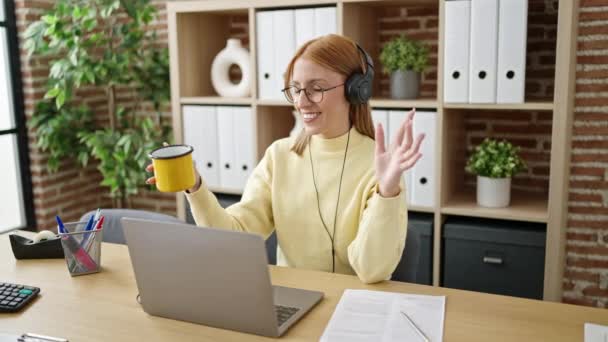 Genç Sarışın Kadını Kahve Içiyor Ofiste Müzik Dinliyor — Stok video