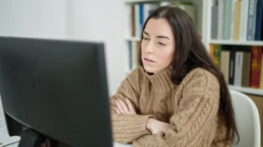 Üniversite sınıfında masada oturan genç ve güzel İspanyol bayan öğrenci yorgun.