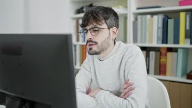 Üniversitede kutlama için dizüstü bilgisayar kullanan genç bir İspanyol.