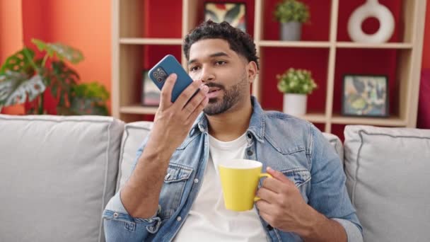 Afričan Američan Posílání Hlasové Zprávy Smartphone Pití Kávy Doma — Stock video