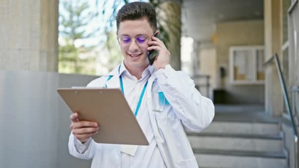 Giovane Ispanico Uomo Medico Parlando Smartphone Documento Lettura Ospedale — Video Stock