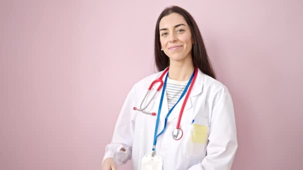 Joven Hermosa Mujer Hispana Médico Sonriendo Confiado Presentando Sobre Aislado — Vídeo de stock