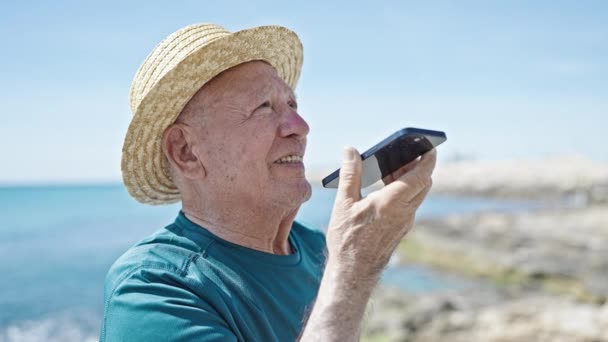 Turista Cabelos Grisalhos Sênior Usando Chapéu Verão Enviando Mensagem Voz — Vídeo de Stock