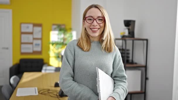 Genç Sarışın Kadını Güler Yüzlü Ofiste Kendine Güvenen Bir Pano — Stok video
