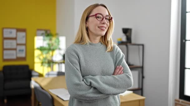 Genç Sarışın Kadını Ofiste Kendine Güvenen Gülümseyen — Stok video