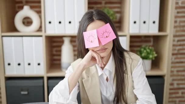 Молода Красива Іспанська Жінка Бізнесмен Втомився Нагадуваннями Прикривають Очі Офісі — стокове відео