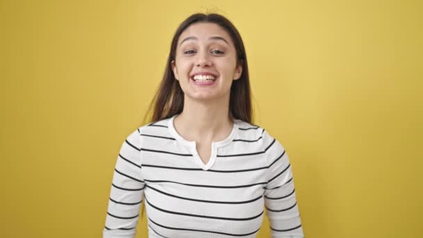Joven Hermosa Mujer Hispana Sonriendo Confiada Hablando Sobre Aislado Fondo — Vídeos de Stock