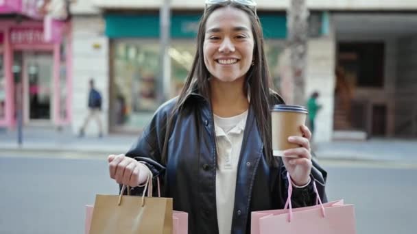 Mladá Krásná Hispánská Žena Usměvavá Sebevědomě Drží Nákupní Tašky Kávu — Stock video