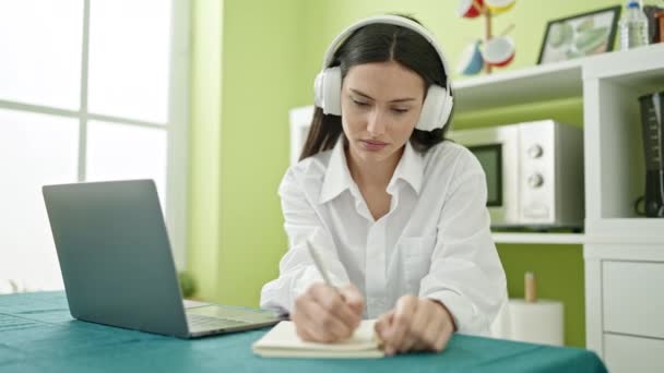 Jovem Bela Mulher Hispânica Usando Laptop Fones Ouvido Escrevendo Notebook — Vídeo de Stock