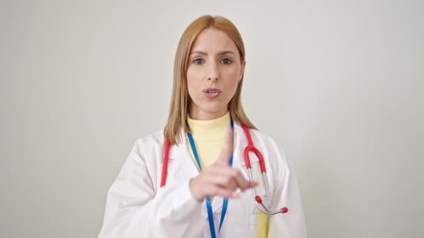 Joven Mujer Rubia Médico Pidiendo Silencio Sobre Aislado Fondo Blanco — Vídeos de Stock